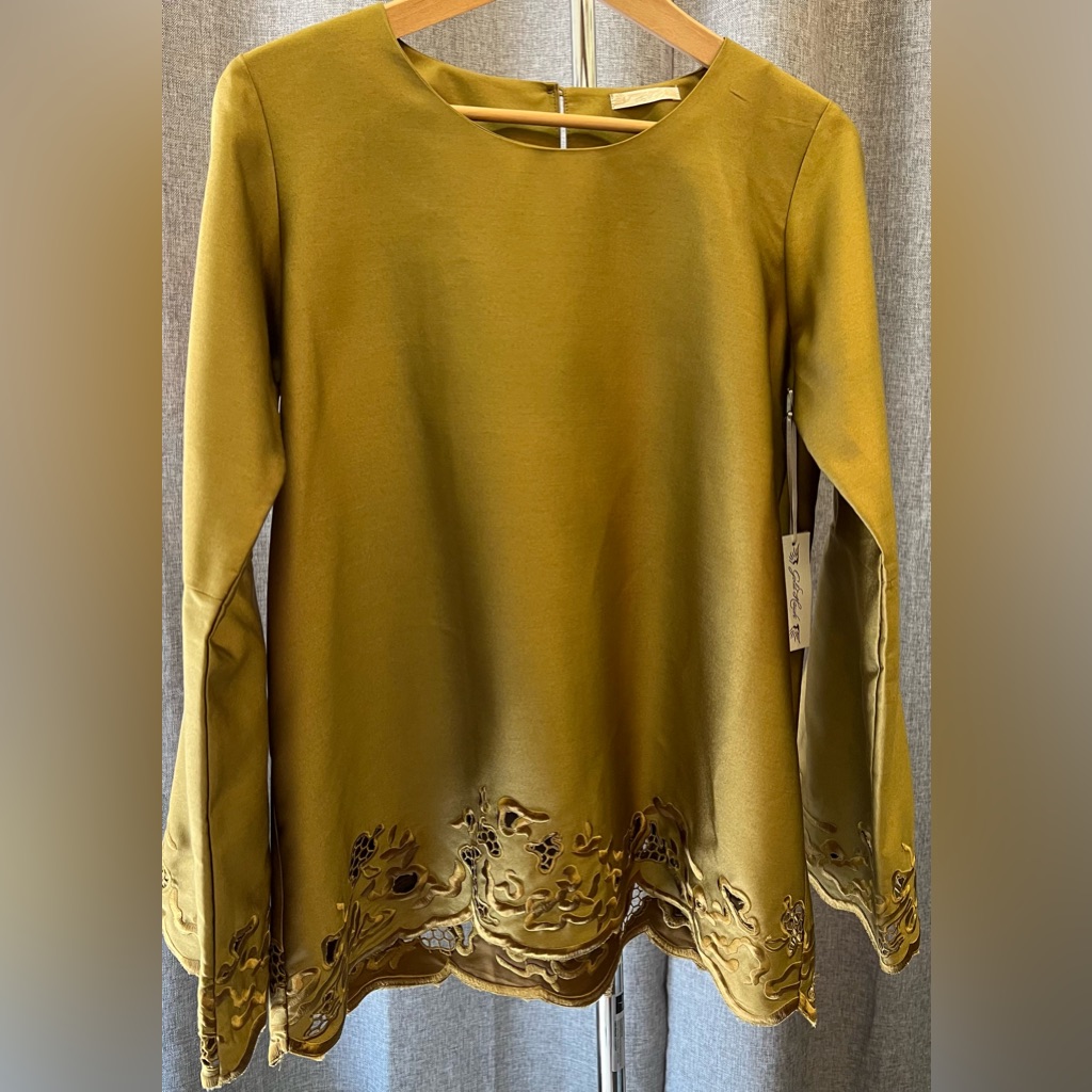 Nwt - 100% Silk, Goldhawk, Embroidered, Flared Sleeves, Keyhole Button M/L